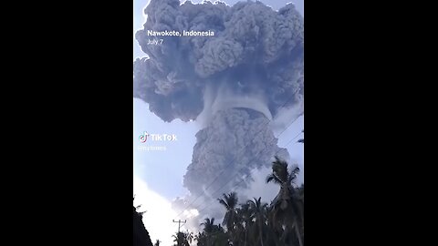 VOLCANO ERUPTS🎬🌋🚶🏻🏞️IN NAWOKOTE, INDONESIA🇮🇩🏃🌋🛵💫