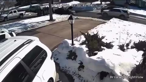 Genius! 💥Female Federal Agents lure illegal aliens to their car for capture! 💥