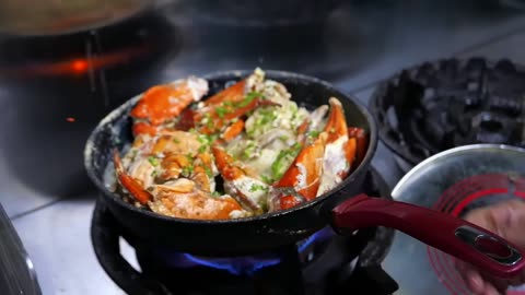 Japanese Street Food - GIANT MUD CRABS Cooked Two Ways Okinawa Seafood Japan