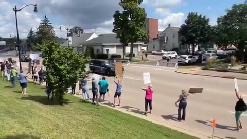 VP Vance trolled protesters in Wisconsin by driving his motorcade down a different street
