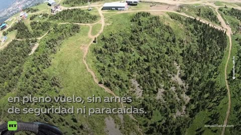 Un audaz dúo de parapentistas realiza un vuelo acrobático sobre Siberia