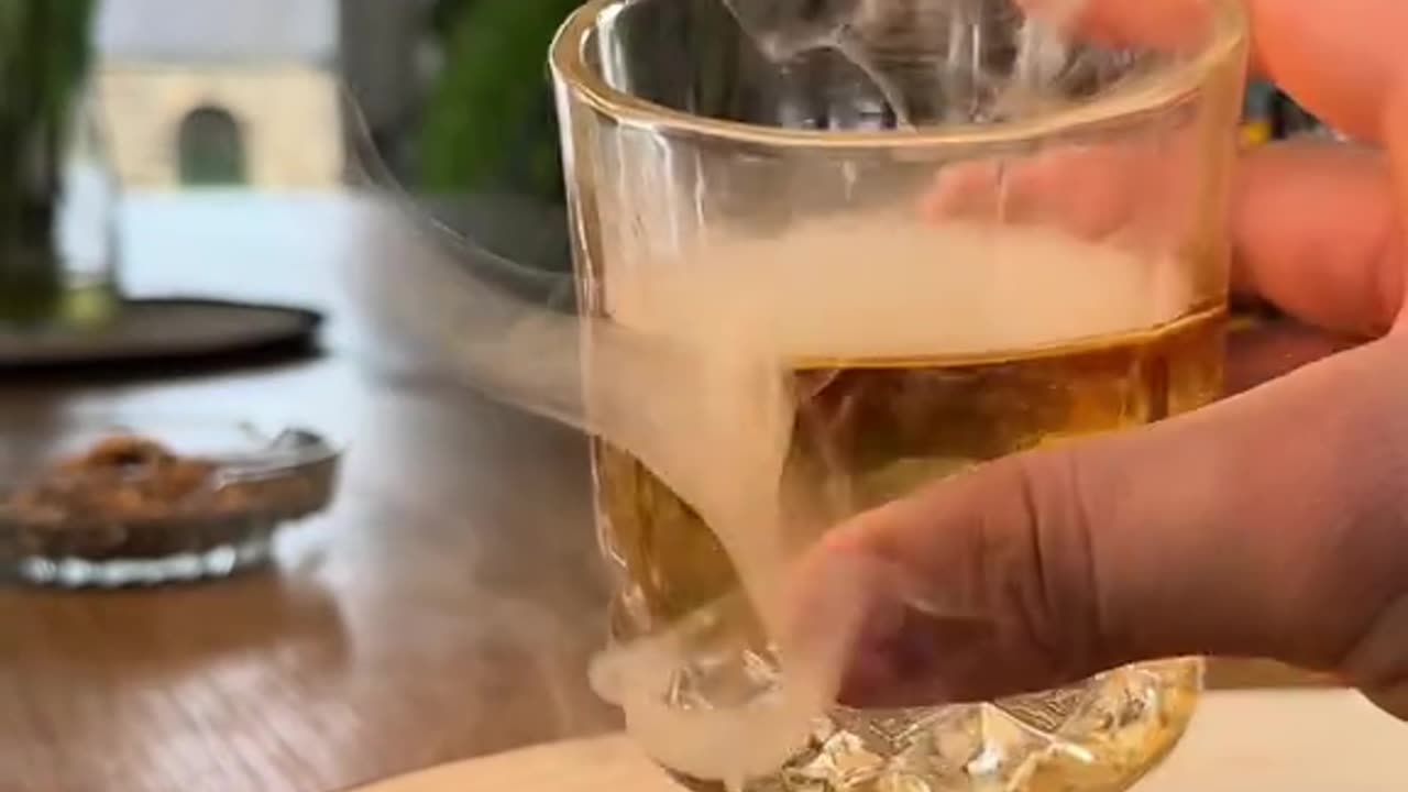 Smoked Old Fashioned Done Right! 🔥 Replying to @bozza #OldFashionedHack