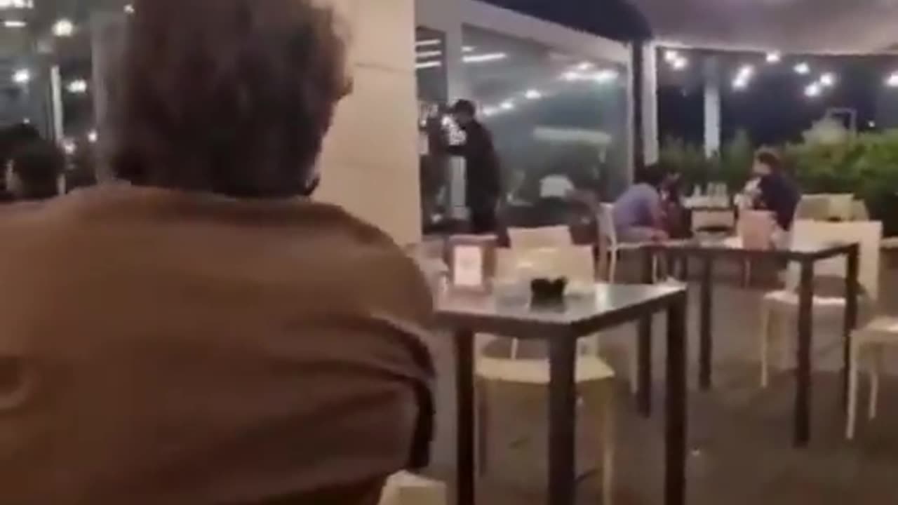 🇮🇹🚨 A 30-year-old North African man caused panic inside an ice cream shop in the Italian