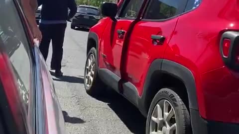 “Colonizer Mindset!” – Heated Street Confrontation Caught on Camera