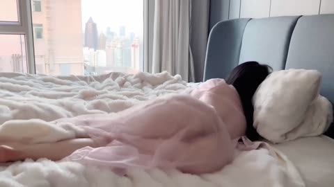 CUTEST WAY TO TAKE A NAP SEE-THROUGH TRANSPARENT SLEEPING BEAUTY