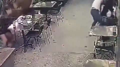 The usual suspect robs two young women and no one intervenes, on the contrary,