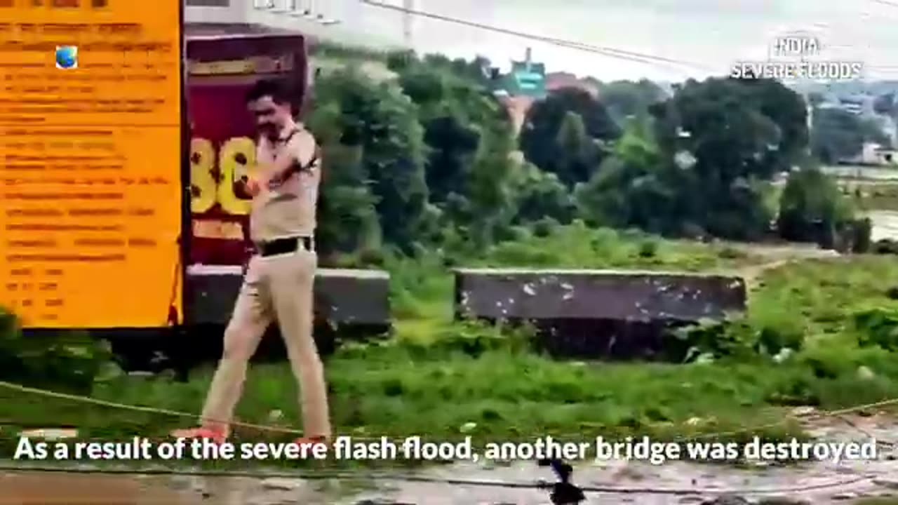 De terribles inondations en Inde détruisent des ponts