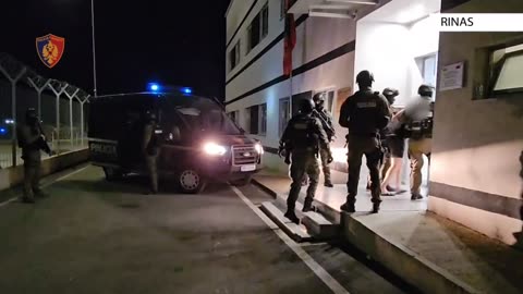 Me pranga në duar dhe kokën ulur, ekstradohen nga Dubai 3 'ushtarët' e Talo Çelës