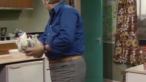 Life of Riley starring Bill Maynard, Episode The Visitors (1975)