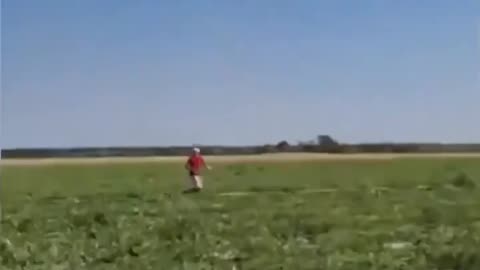 🤬 Russian drone attacks families working in the Kherson region…