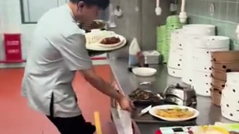 端着菜还能跑那么快，太厉害了！