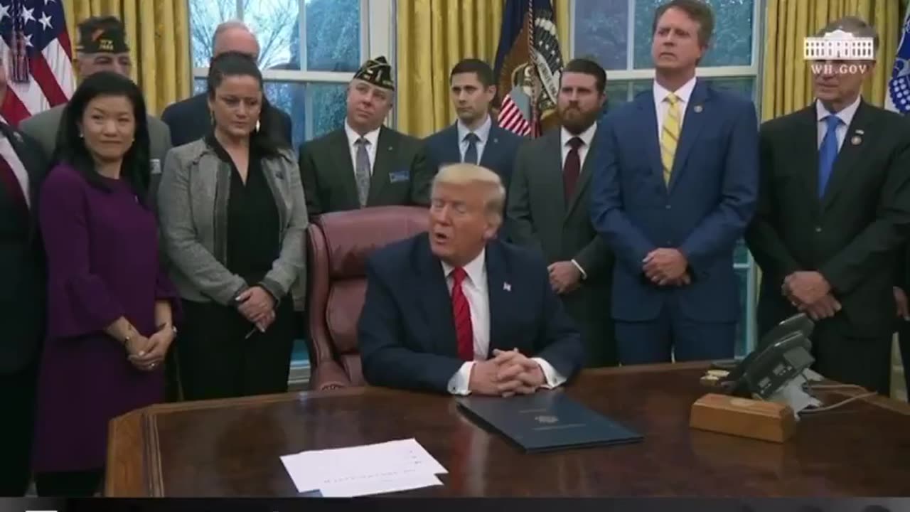 Donald Trump von der Presse viermal direkt zu QAnon befragt und aufgefordert