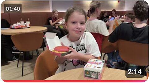 Hello Kitty hamburgers with pink buns a hit in Moscow