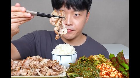 Stir-fried pork belly, cold garlic, cold sesame leaves, and green peppers with soybean paste