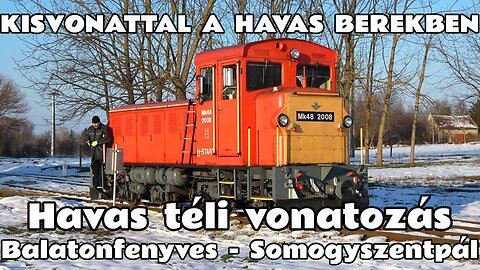 2026.01.19. Vonatozás hóban Balatonfenyves -Somogyszentpál. Berekvasút piros MK48 a fehér tájban.