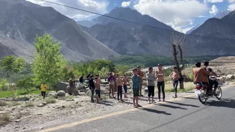 Driving a rickshaw through PAKISTAN all the way to CHINA