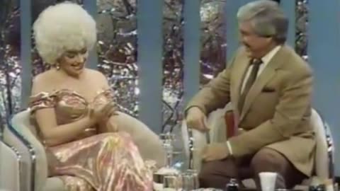 Dolly Parton jokes with Merv Griffin