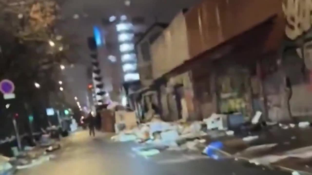 German tourists book a €50 hotel in Paris but are shocked by what they find.