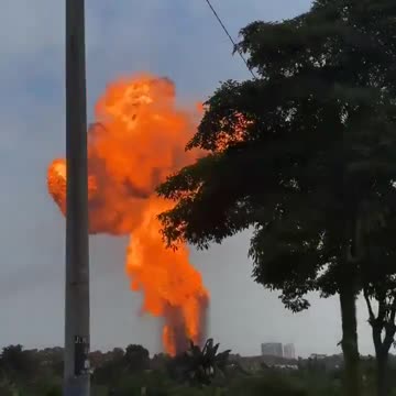 Massive gas pipeline fire in Putra Heights, Malaysia triggers a mushroom shaped explosion
