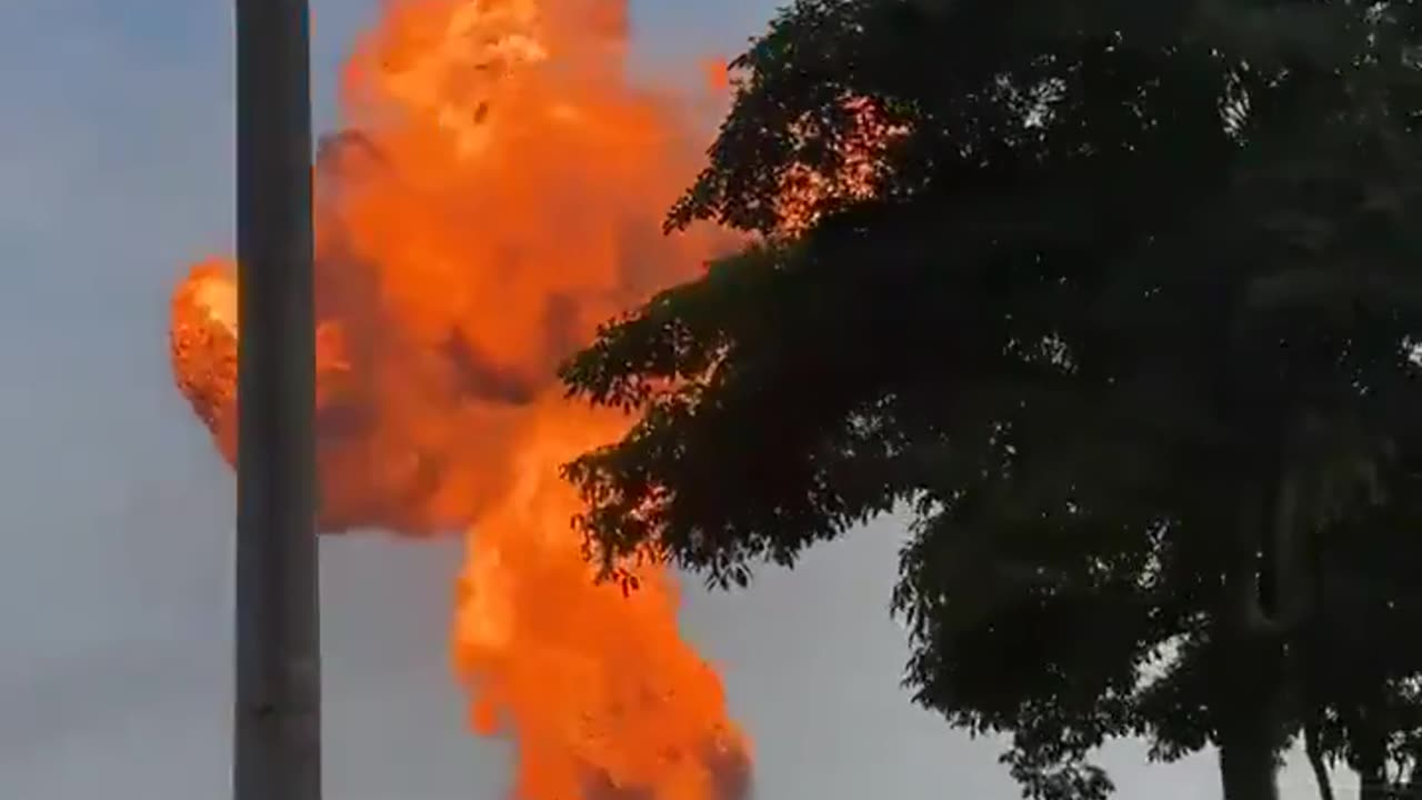 Massive gas pipeline fire in Putra Heights, Malaysia triggers a mushroom shaped explosion