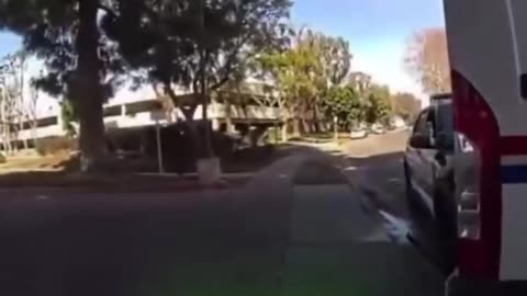 Policía suplica a hombre que le quitó su pistola que no dispare