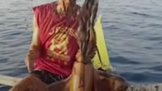 Un pescador en Filipinas termina bañado en tinta