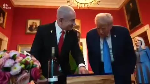 🇮🇱🇺🇸 Netanyahu gave Trump a Jewish talisman (mezuzah) shaped like a B-2 bomber.