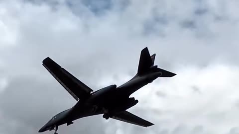 "BAD TO THE BONE" B-1B Lancer Arrives at RAF Fairford for RIAT 2025! USAF Bomber Lands! 轟炸機 🇺🇸