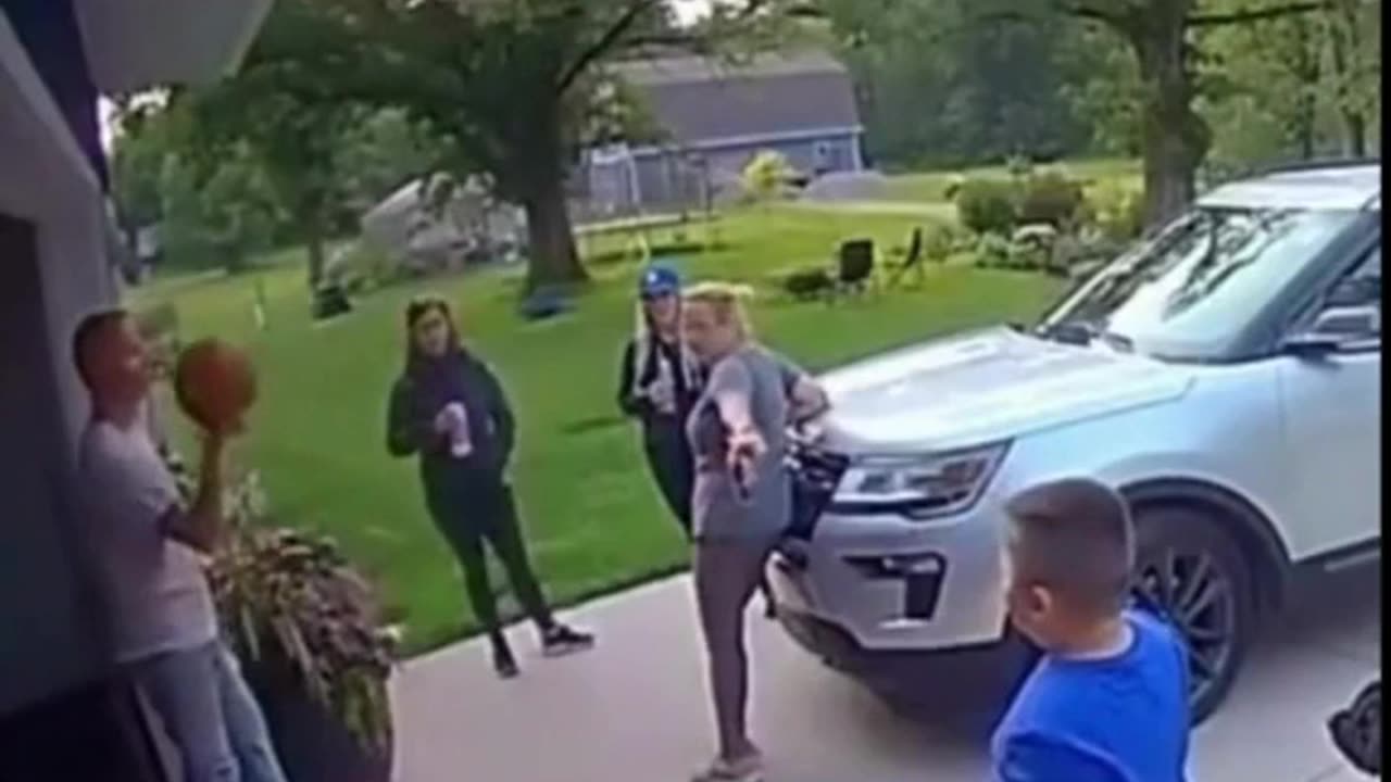 When a kid challenges his dad at basketball—turns out dad’s a pro! 😂🏀 #FunnyDadSkills