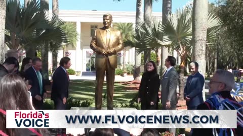 Một bức tượng tuyệt đẹp của Tổng thống Ronald Reagan vừa được dựng lên tại Đại học Quốc tế Florida
