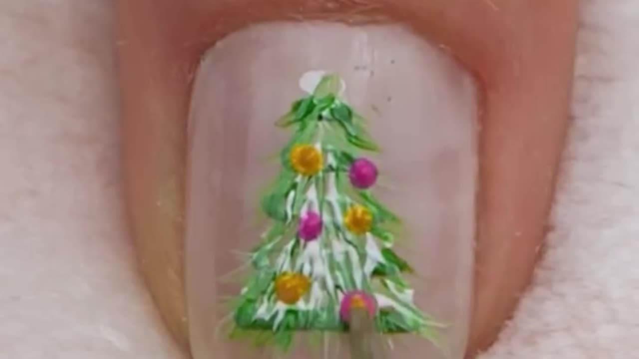 Festive nails, holiday vibes only 🎄💅