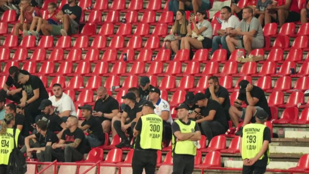 Terroristët e Banjskës në stadium/ Banda e Radiçiçit në ndeshjen Angli-Serbi, thirrje