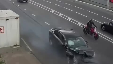 "Girl Waiting by the Roadside – What This Car Did Will Shock You! 😱🚗"