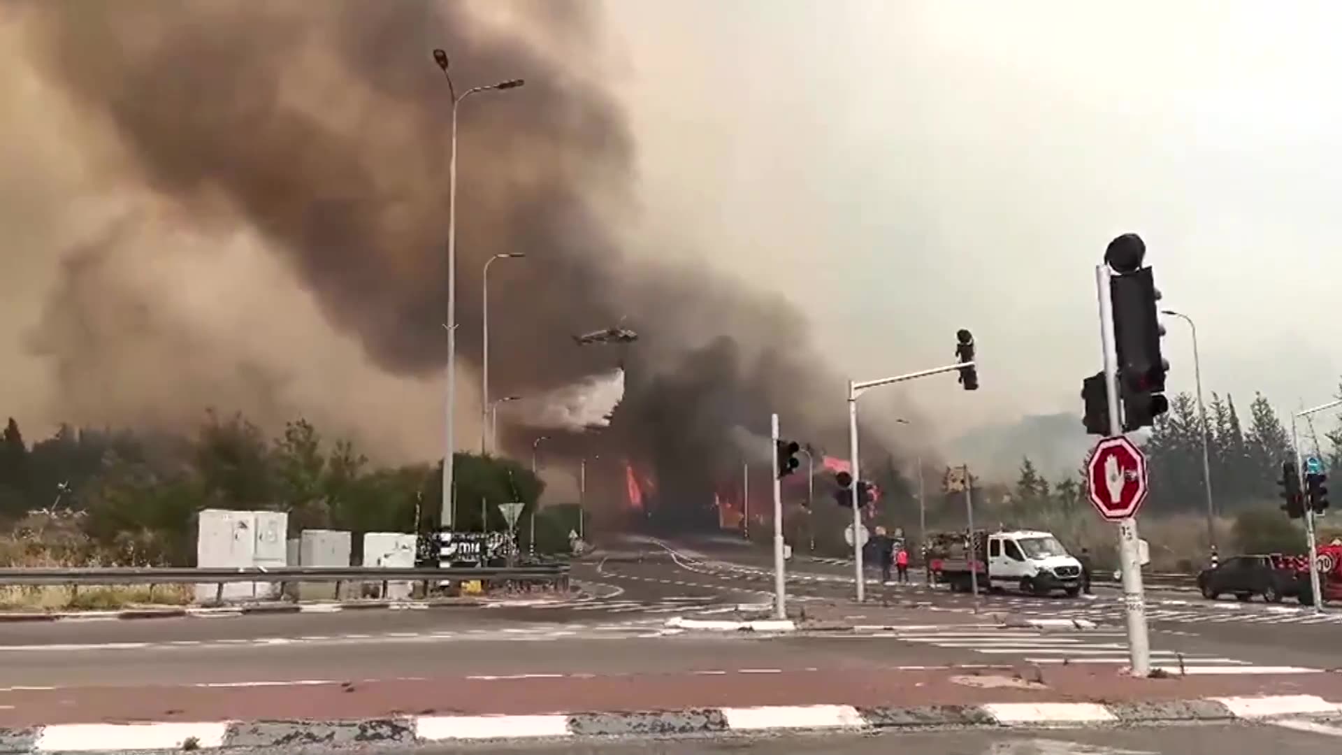 People drive through flames, abandon vehicles on highway in Israel