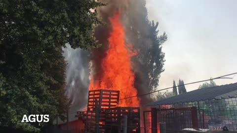 Incendio nella zona industriale di Ponte Valleceppi: fiamme alte e rischio esplosione