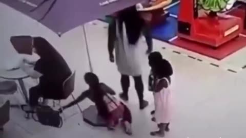 Mother teaches and uses her children to help rob people. Caught on Camera