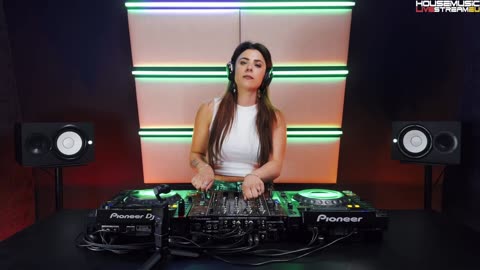 Laura van Dam - Capture Radio 040