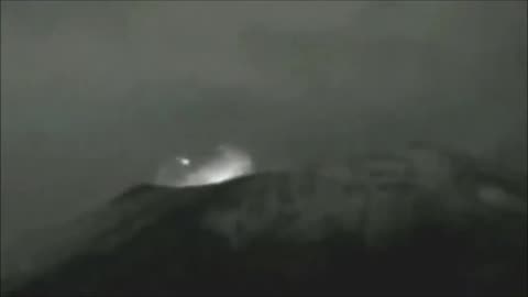 Un UAP entre dans le volcan Popocatépetl au Mexique