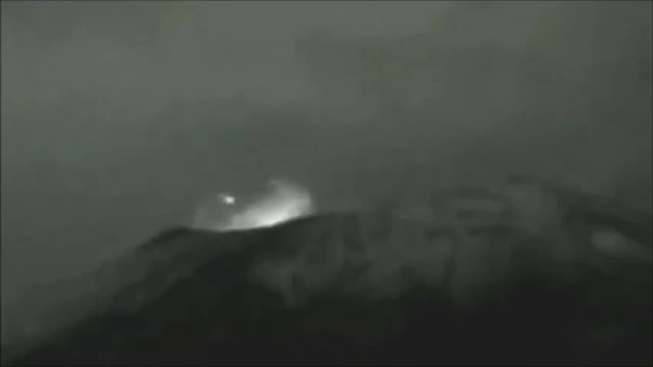 Un UAP entre dans le volcan Popocatépetl au Mexique