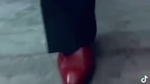 JOHN TRAVOLTA , RED SHOES AND EATING PIZZA ... HMMMM