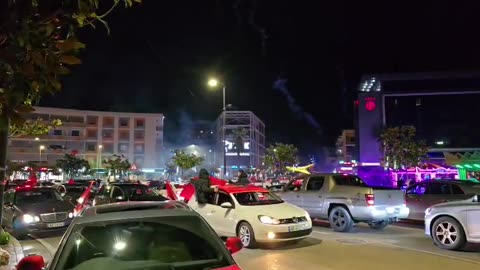 Fishekzjarrë, paradë me makina, Fieri feston ditën e Pavarësisë