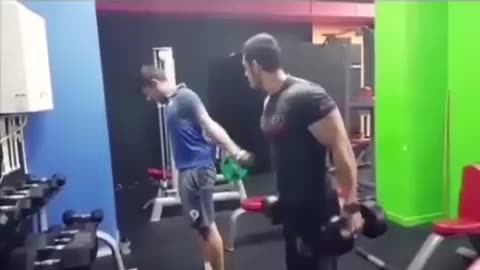 Un sportif travaille ses biceps à l’envers