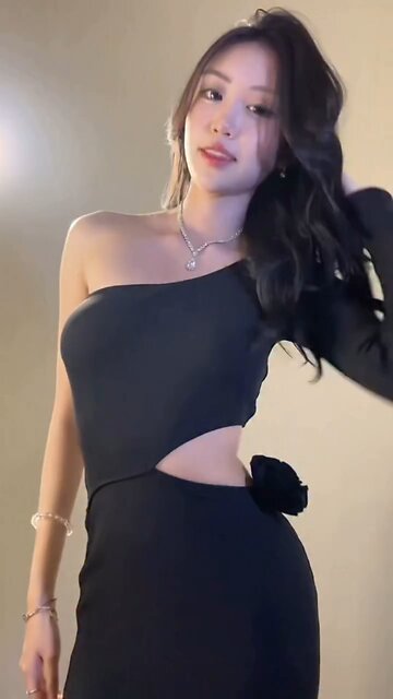 Dancing beautiful girl #trend #outdoors #ocean #StarsEverywhere #tiktok