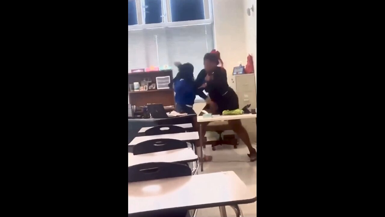 Student tries to fight teacher 😮