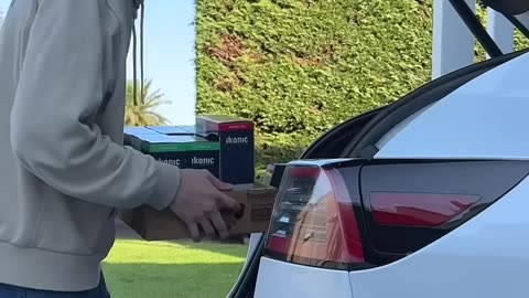 Which car has the best hands free tailgate? Tesla vs Merc 🏁