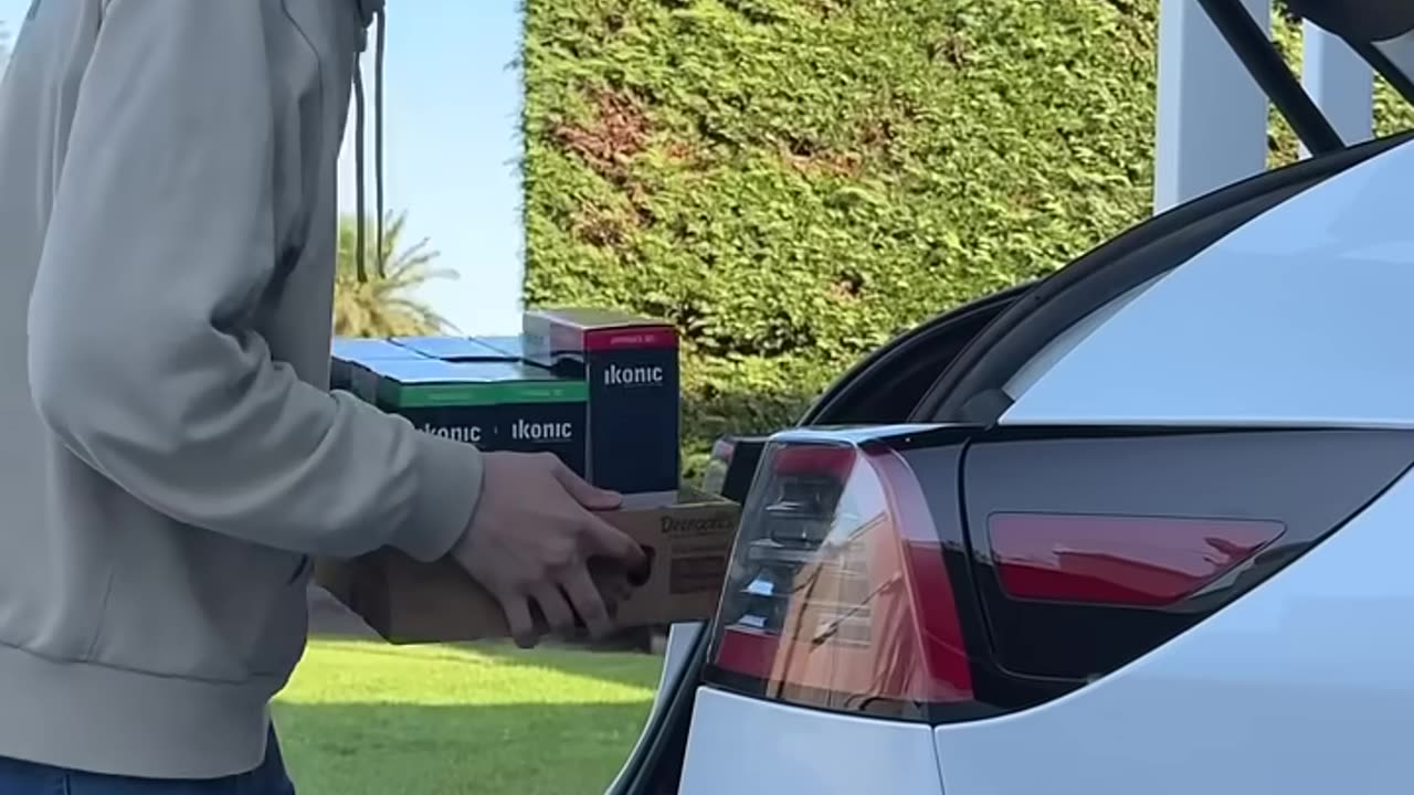 Which car has the best hands free tailgate? Tesla vs Merc 🏁