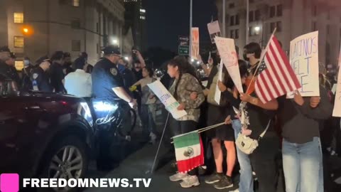 BREAKING: Pro-Hamas rioters have begun assaulting police officers in Manhattan
