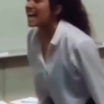 Maestra argentina estalla en clase al descubrir que sus alumnos usaron IA