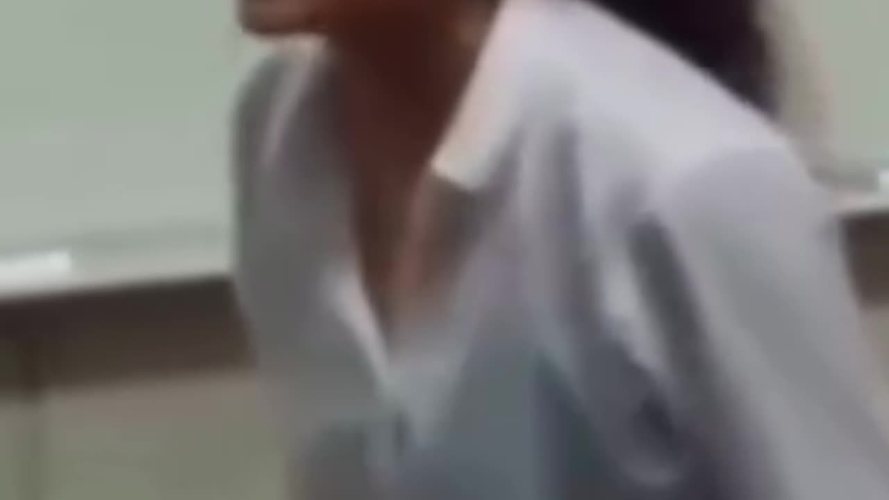 Maestra argentina estalla en clase al descubrir que sus alumnos usaron IA