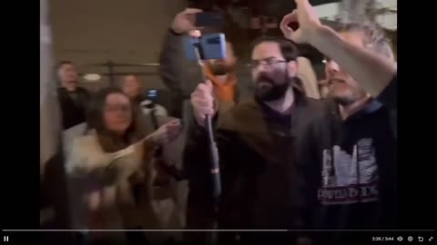 Velly Ray đối đầu với bọn khủng bố Trantifa. Trantifa giờ đây sợ hãi không dám tung đòn...